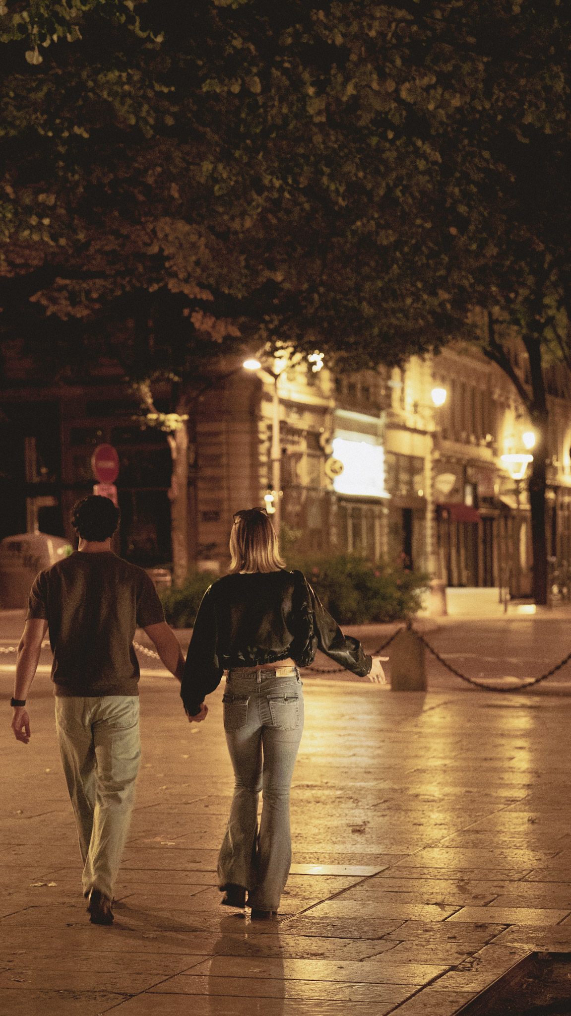 Un couple flânant dans la vieille ville de Lyon