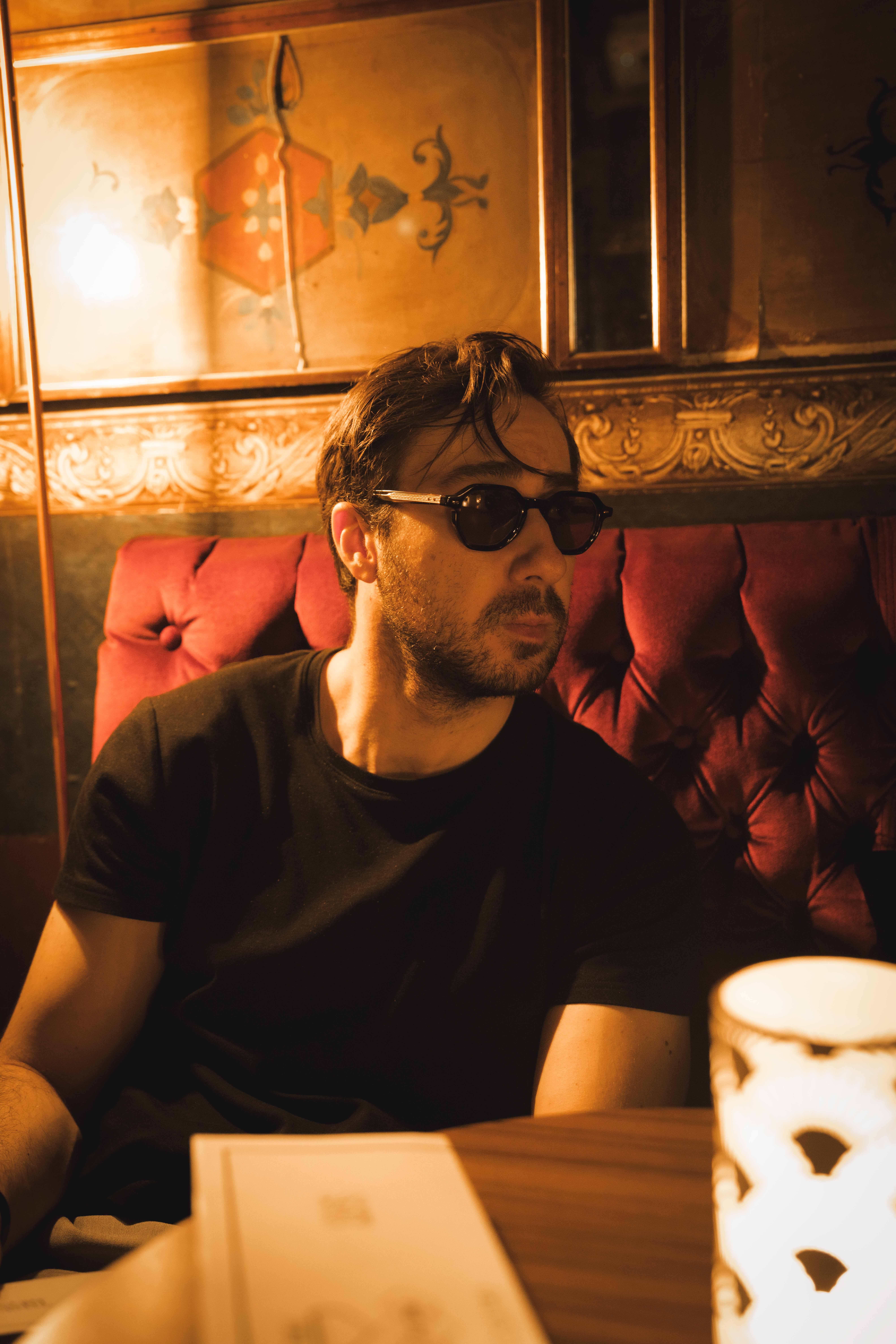 Un homme posé au bar