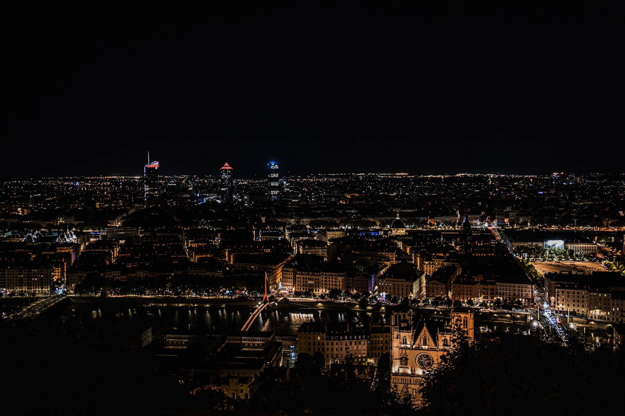 Vue panoramique de Lyon la nuit