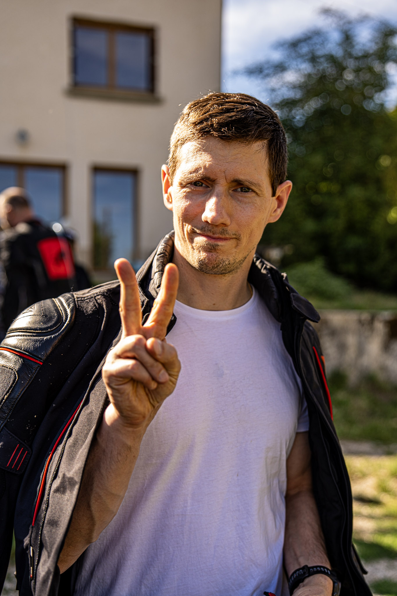 Un motard faisant le V sign